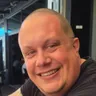 Simon lacht in die Kamera