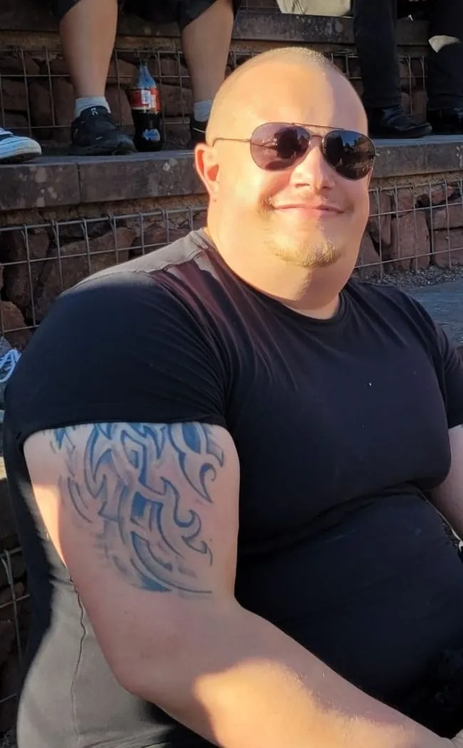 Simon mit Sonnenbrille auf den Steinstufen des Amphitheaters Augusta Raurica