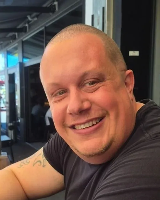 Simon lacht in die Kamera